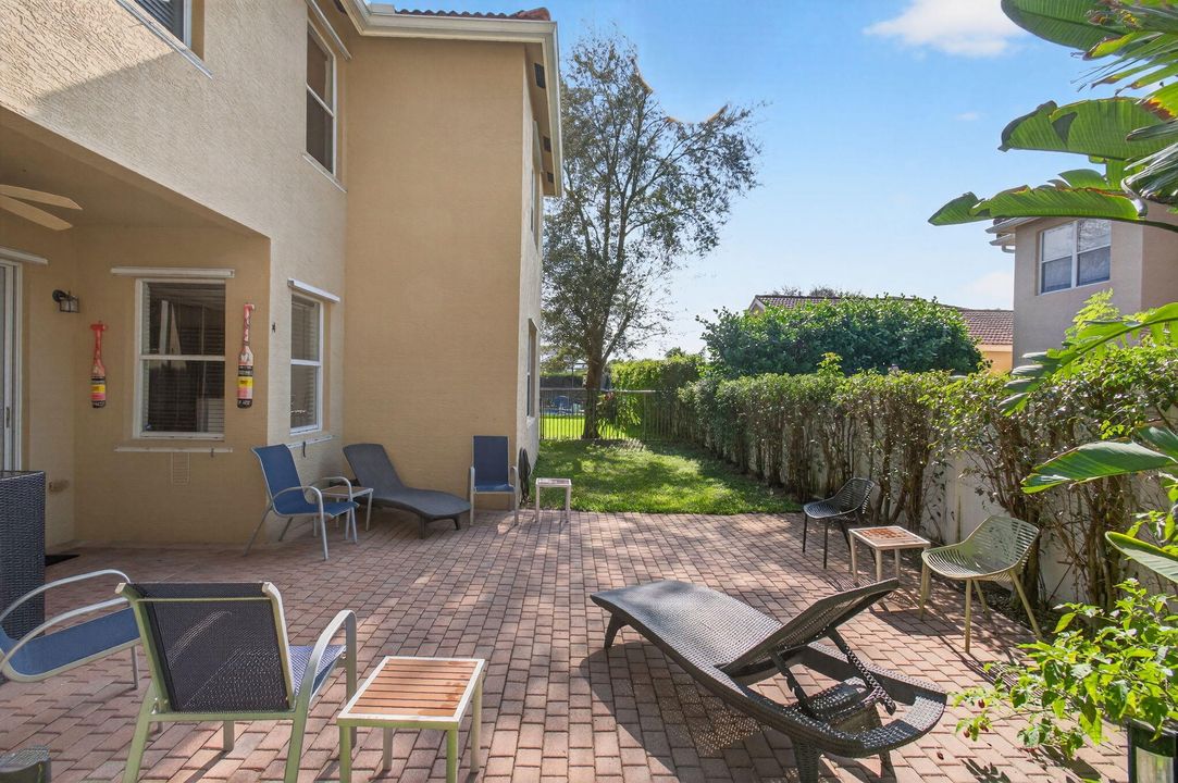 В аренду: $4,500 (5 спален, 3 ванн, 2754 Квадратных фут)