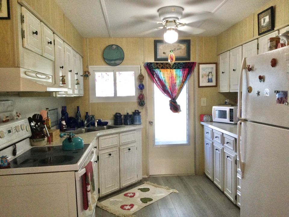 For Sale: $39,900 (2 beds, 2 baths, 984 Square Feet)