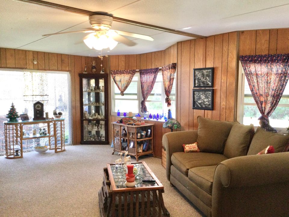 For Sale: $39,900 (2 beds, 2 baths, 984 Square Feet)