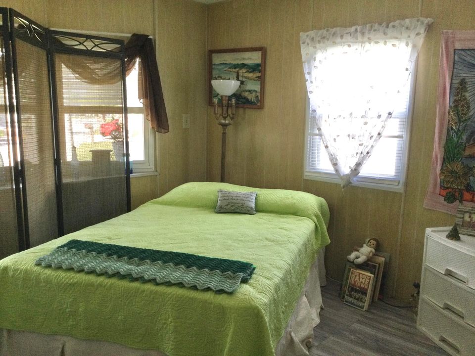 For Sale: $39,900 (2 beds, 2 baths, 984 Square Feet)