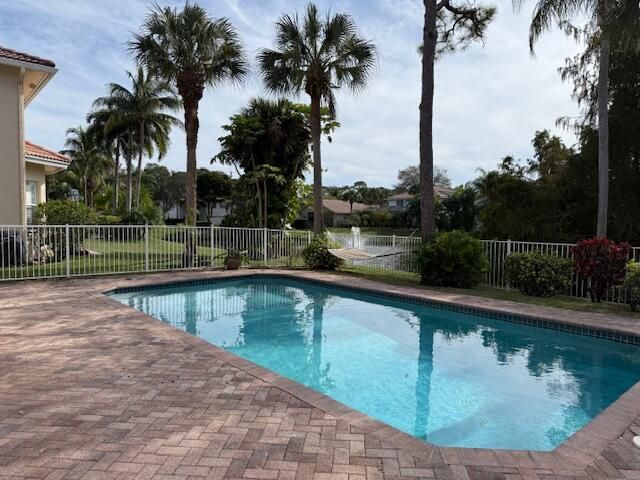 Activo con contrato: $3,700 (4 camas, 2 baños, 2608 Pies cuadrados)