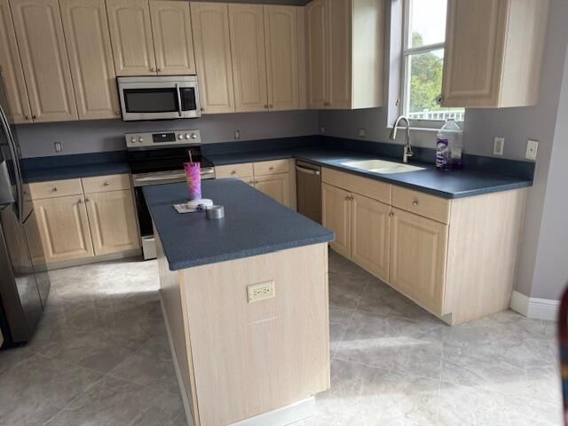 Activo con contrato: $3,700 (4 camas, 2 baños, 2608 Pies cuadrados)