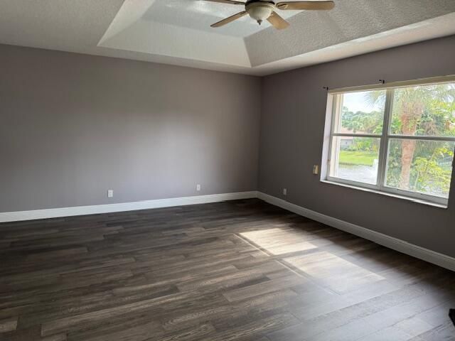 Activo con contrato: $3,700 (4 camas, 2 baños, 2608 Pies cuadrados)