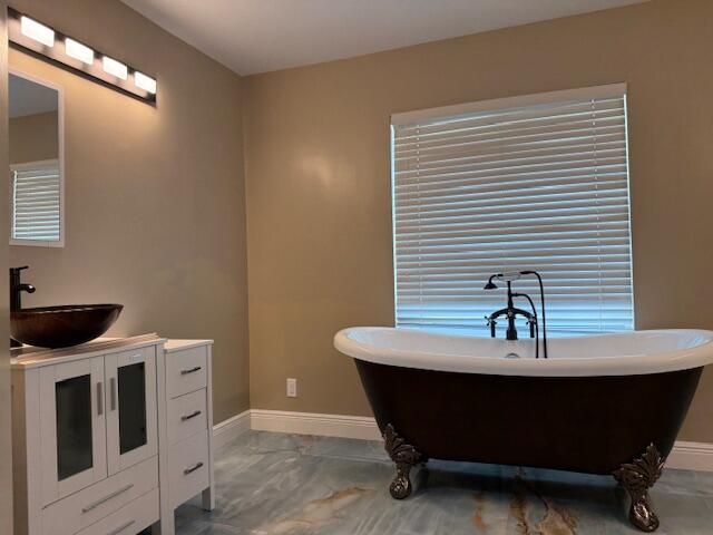 Activo con contrato: $3,700 (4 camas, 2 baños, 2608 Pies cuadrados)