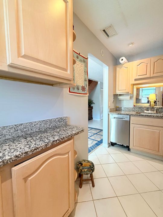 For Sale: $275,000 (2 beds, 1 baths, 1234 Square Feet)