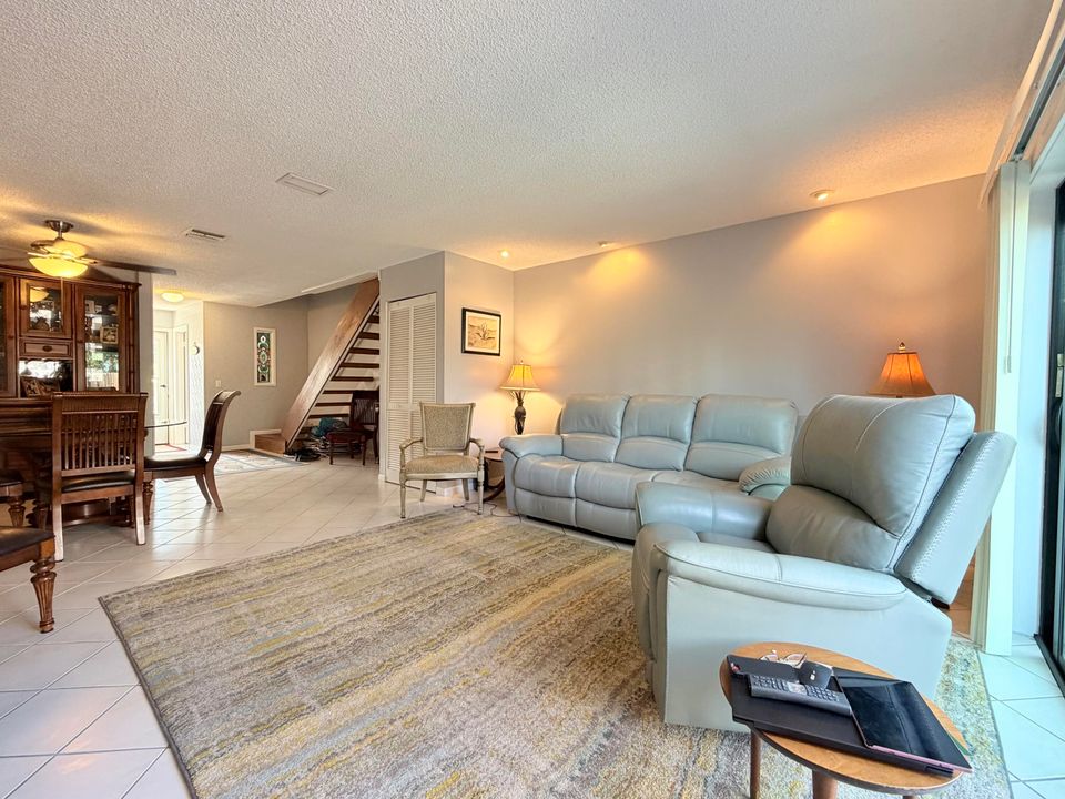 For Sale: $275,000 (2 beds, 1 baths, 1234 Square Feet)