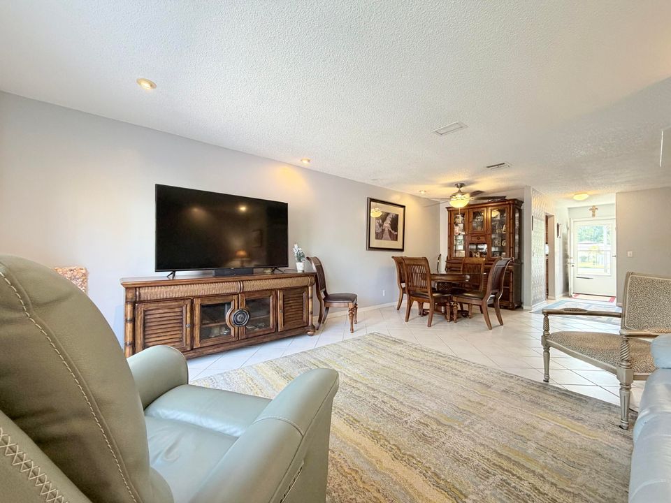 For Sale: $275,000 (2 beds, 1 baths, 1234 Square Feet)