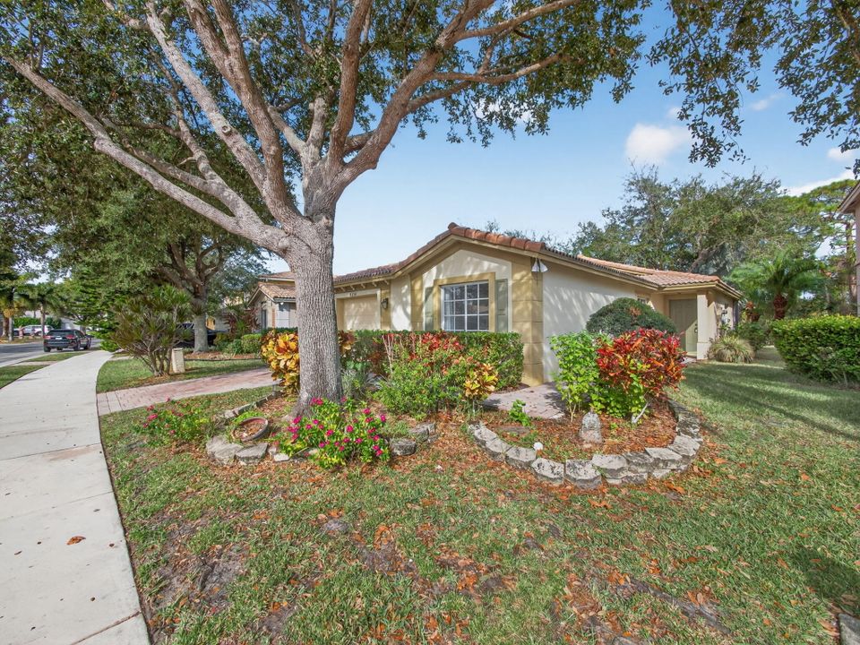 For Sale: $385,000 (3 beds, 2 baths, 1377 Square Feet)