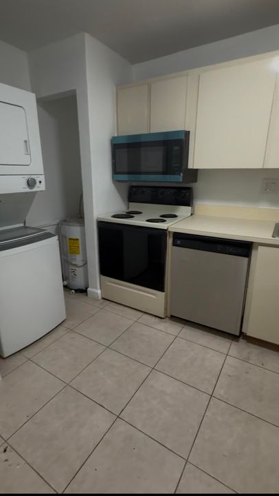 В аренду: $1,900 (2 спален, 2 ванн, 949 Квадратных фут)