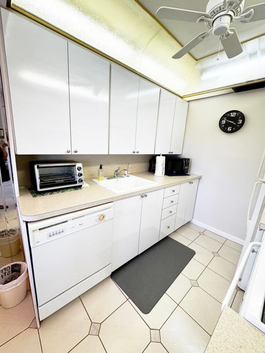 For Sale: $125,000 (2 beds, 1 baths, 860 Square Feet)