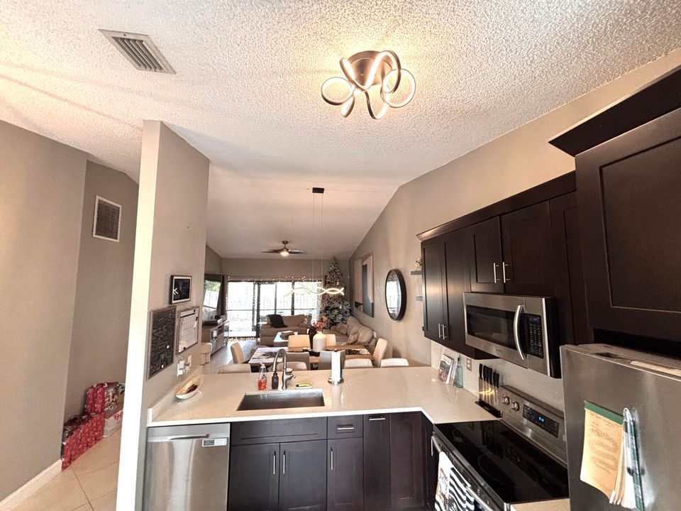 待售: $349,000 (2 贝兹, 2 浴室, 1170 平方英尺)