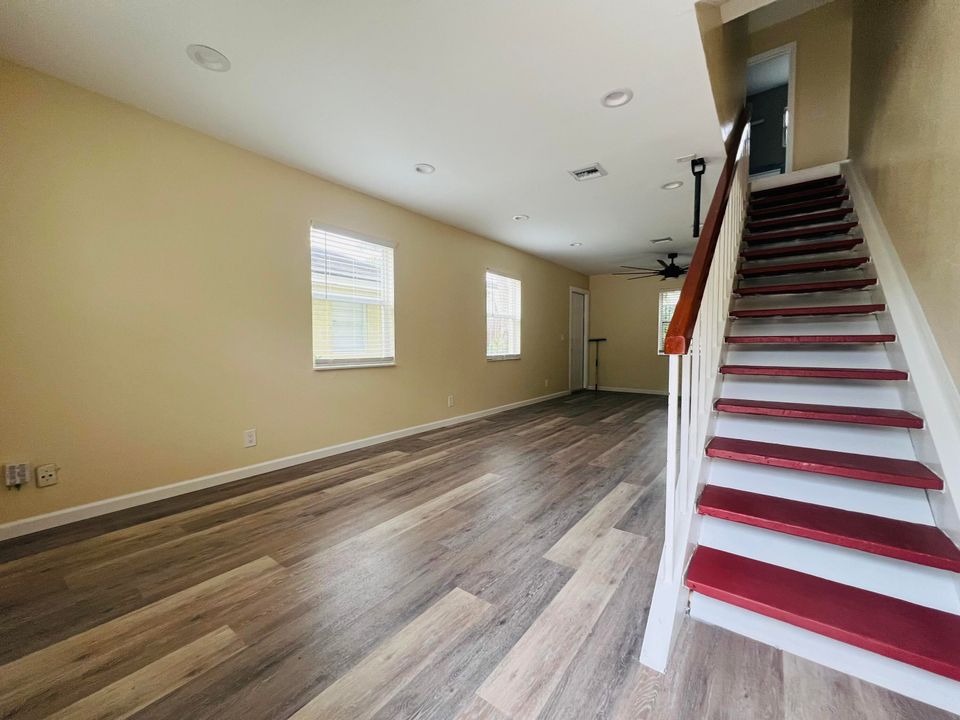 For Rent: $2,500 (2 beds, 1 baths, 1104 Square Feet)