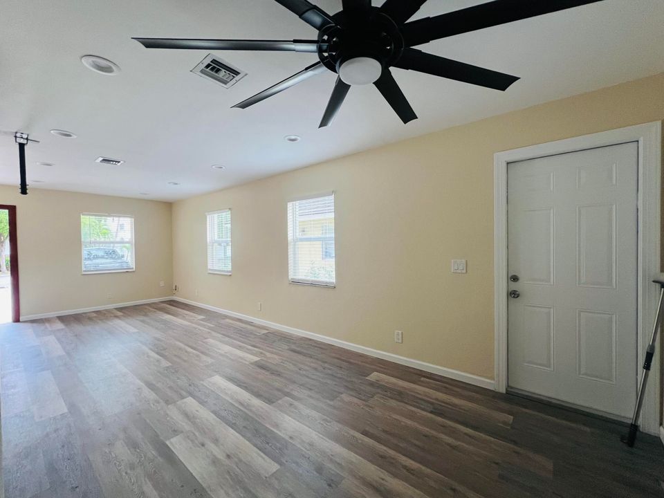 For Rent: $2,500 (2 beds, 1 baths, 1104 Square Feet)