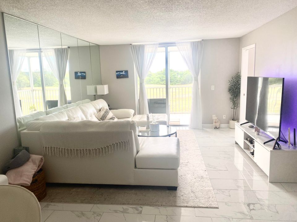 待售: $287,000 (2 贝兹, 2 浴室, 1050 平方英尺)