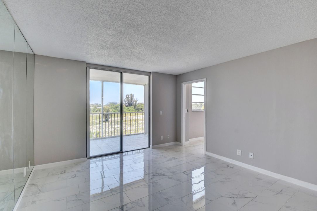 待售: $287,000 (2 贝兹, 2 浴室, 1050 平方英尺)