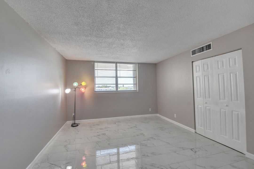 待售: $287,000 (2 贝兹, 2 浴室, 1050 平方英尺)