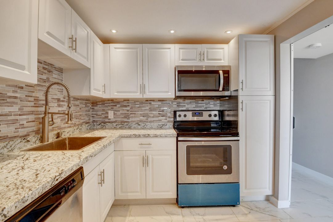 待售: $287,000 (2 贝兹, 2 浴室, 1050 平方英尺)