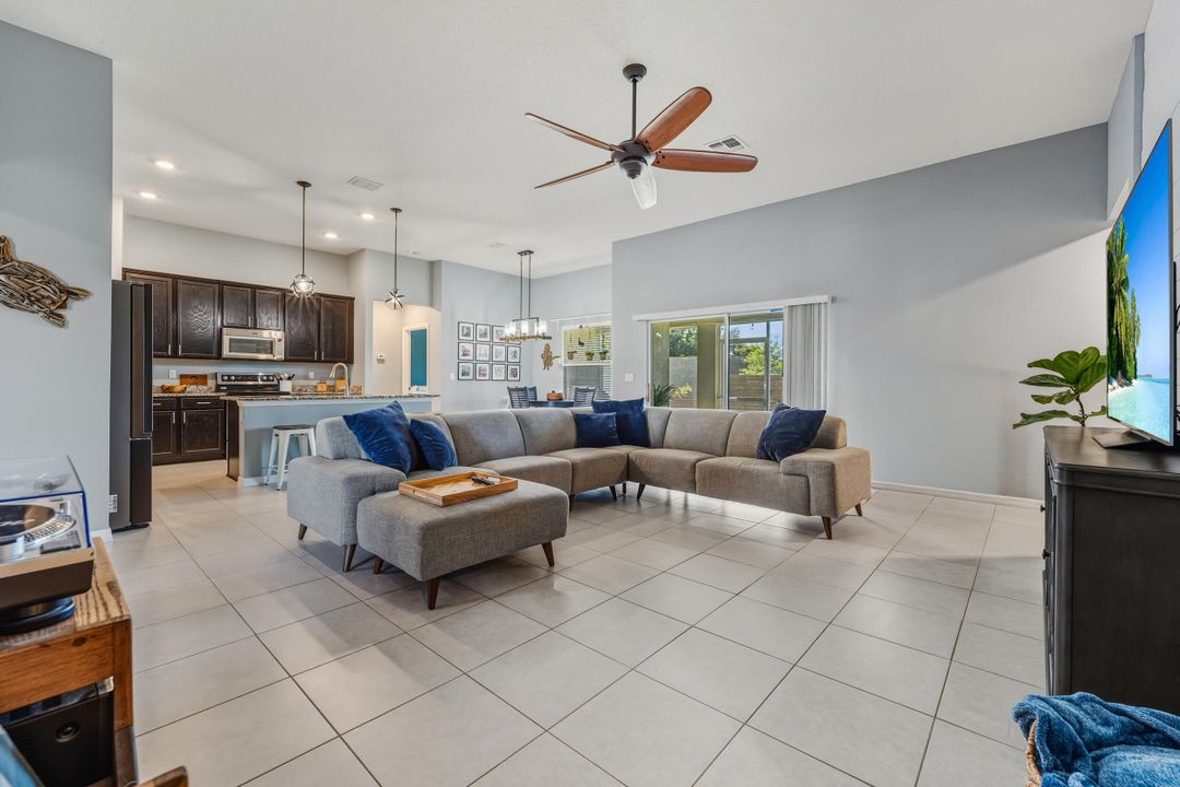 For Sale: $499,900 (4 beds, 3 baths, 2400 Square Feet)