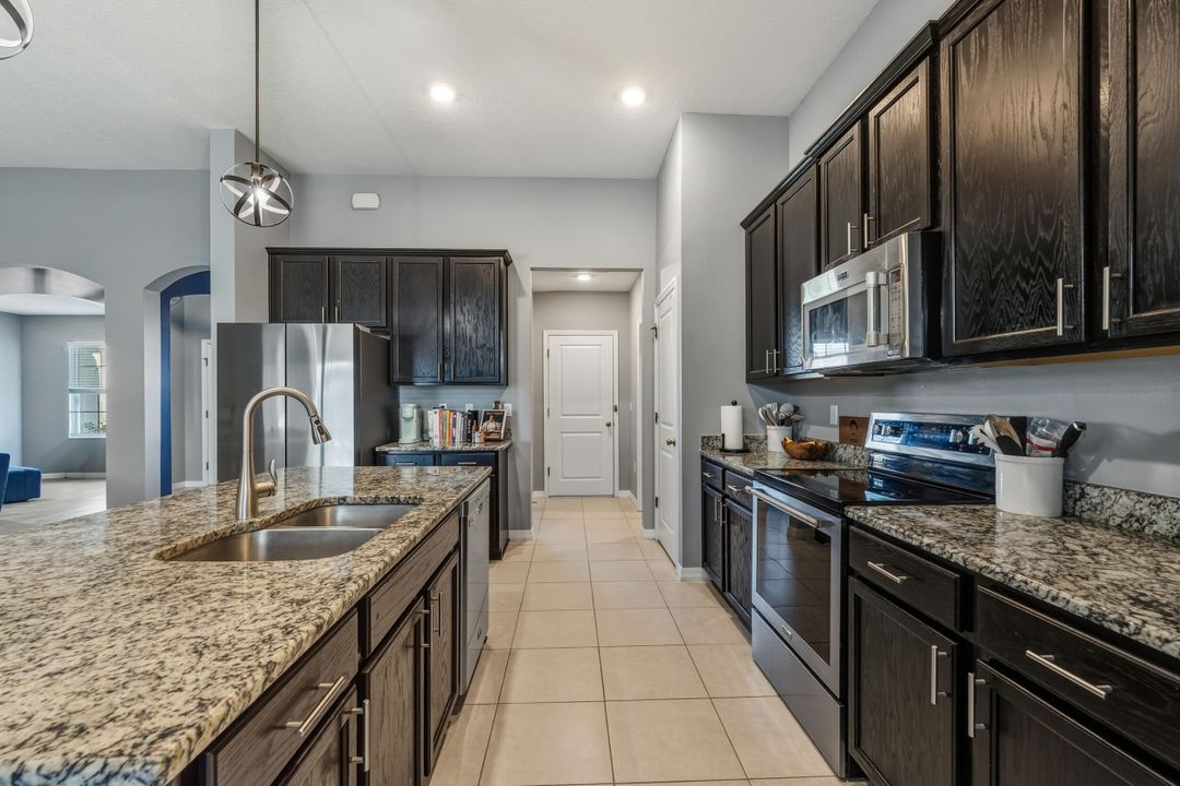 For Sale: $499,900 (4 beds, 3 baths, 2400 Square Feet)