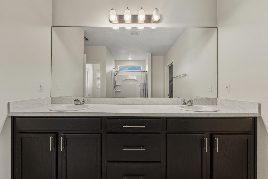 For Sale: $499,900 (4 beds, 3 baths, 2400 Square Feet)