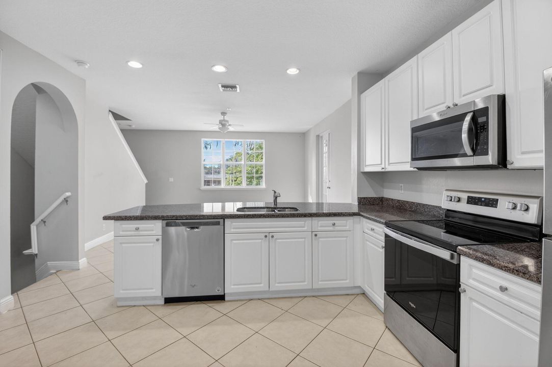 For Sale: $499,999 (3 beds, 3 baths, 2000 Square Feet)