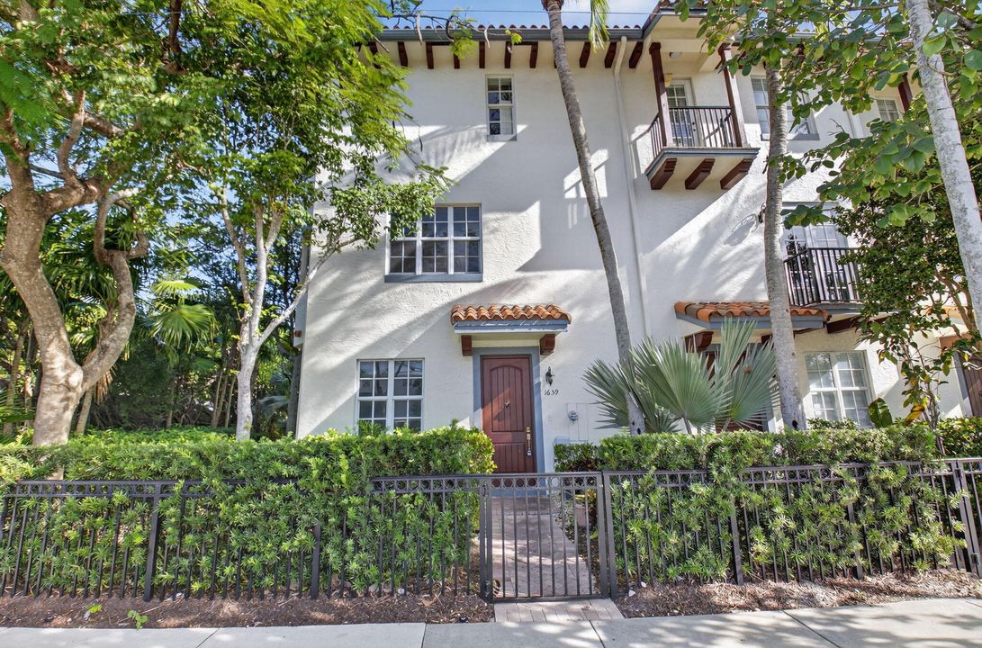 For Sale: $499,999 (3 beds, 3 baths, 2000 Square Feet)