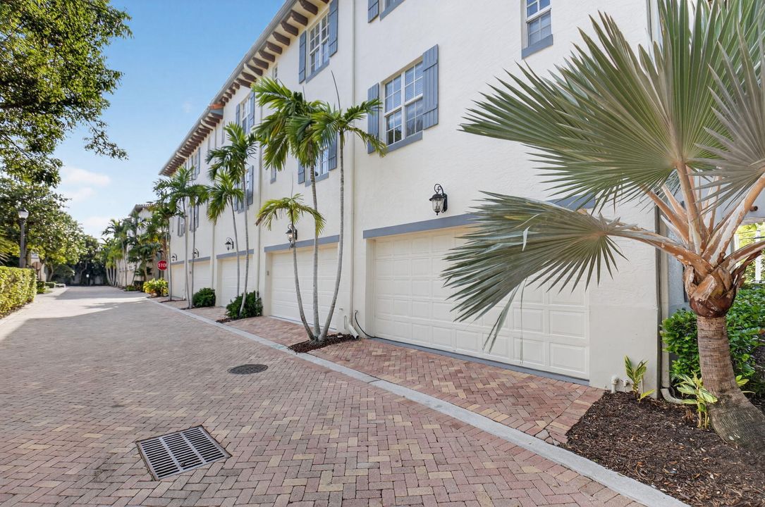 For Sale: $499,999 (3 beds, 3 baths, 2000 Square Feet)