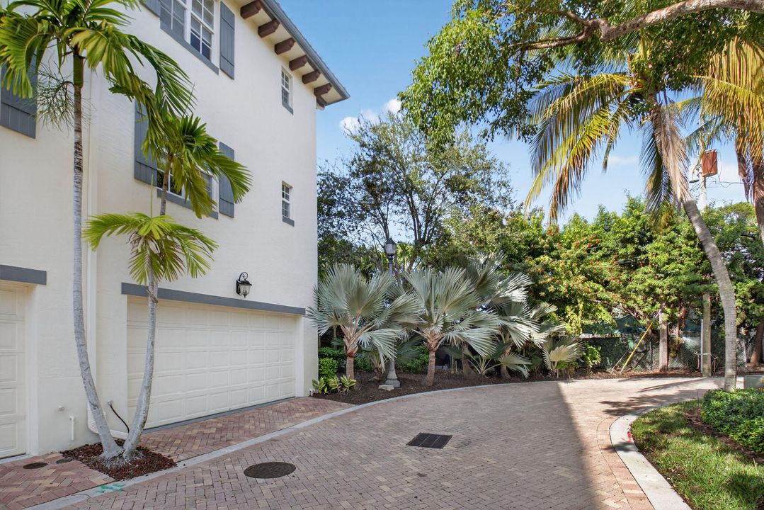 For Sale: $499,999 (3 beds, 3 baths, 2000 Square Feet)