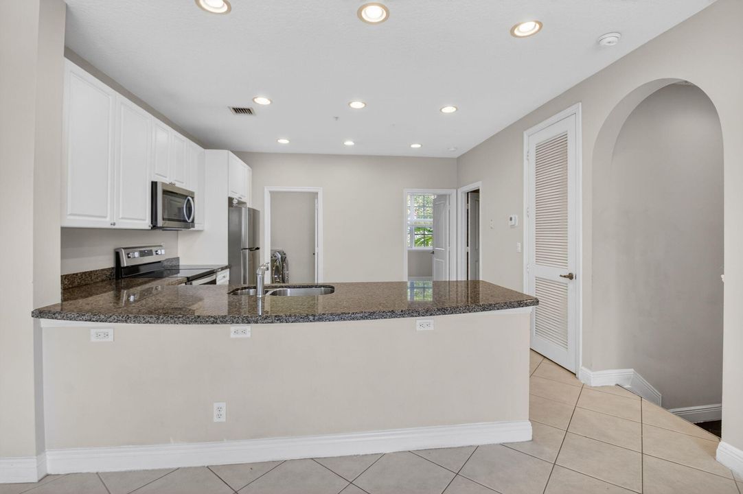 For Sale: $499,999 (3 beds, 3 baths, 2000 Square Feet)