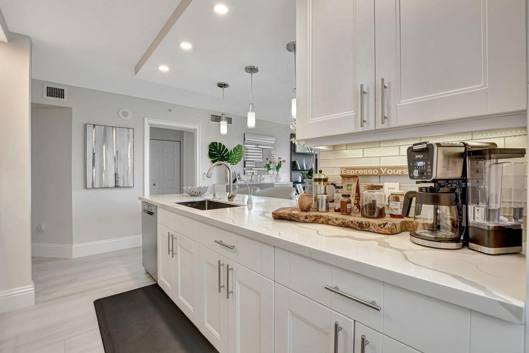 待售: $975,000 (2 贝兹, 2 浴室, 1230 平方英尺)