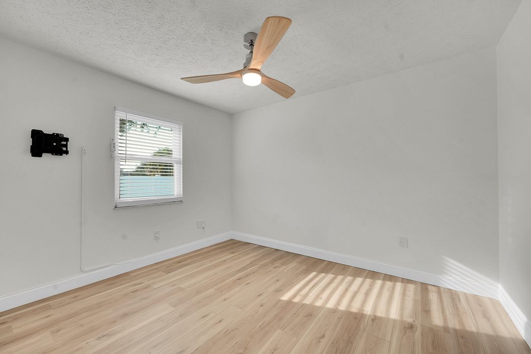 For Sale: $399,000 (3 beds, 2 baths, 1275 Square Feet)