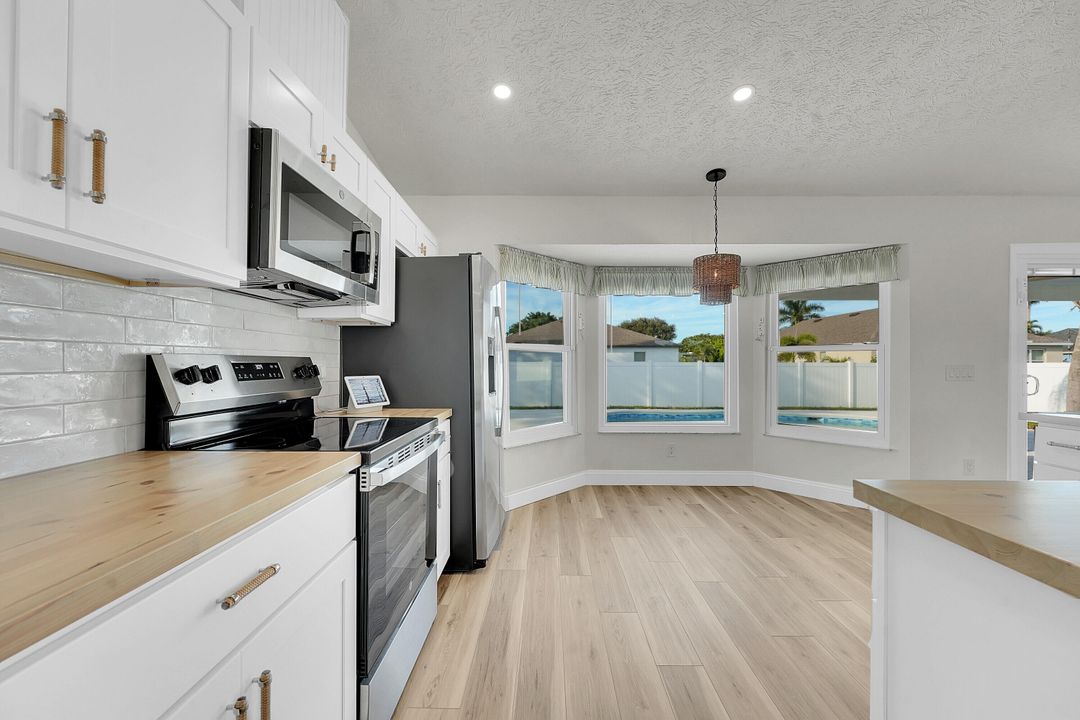 For Sale: $399,000 (3 beds, 2 baths, 1275 Square Feet)