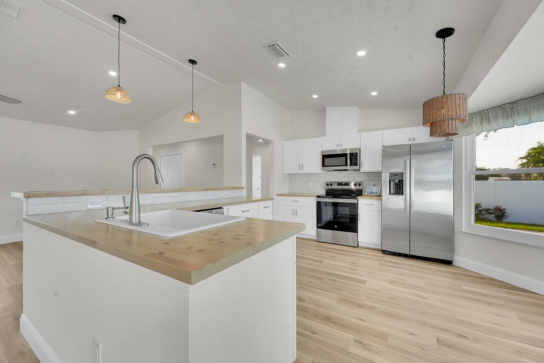 For Sale: $399,000 (3 beds, 2 baths, 1275 Square Feet)