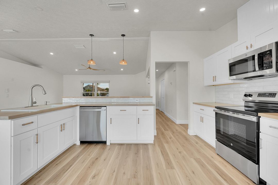 For Sale: $399,000 (3 beds, 2 baths, 1275 Square Feet)