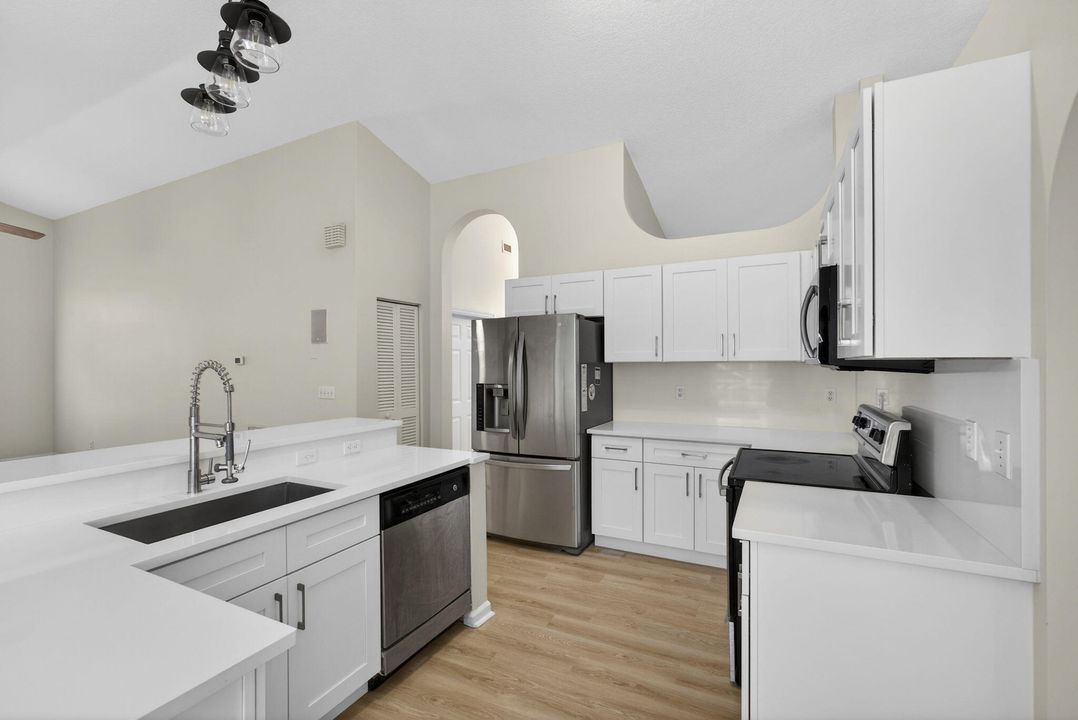 待售: $740,000 (3 贝兹, 2 浴室, 2045 平方英尺)