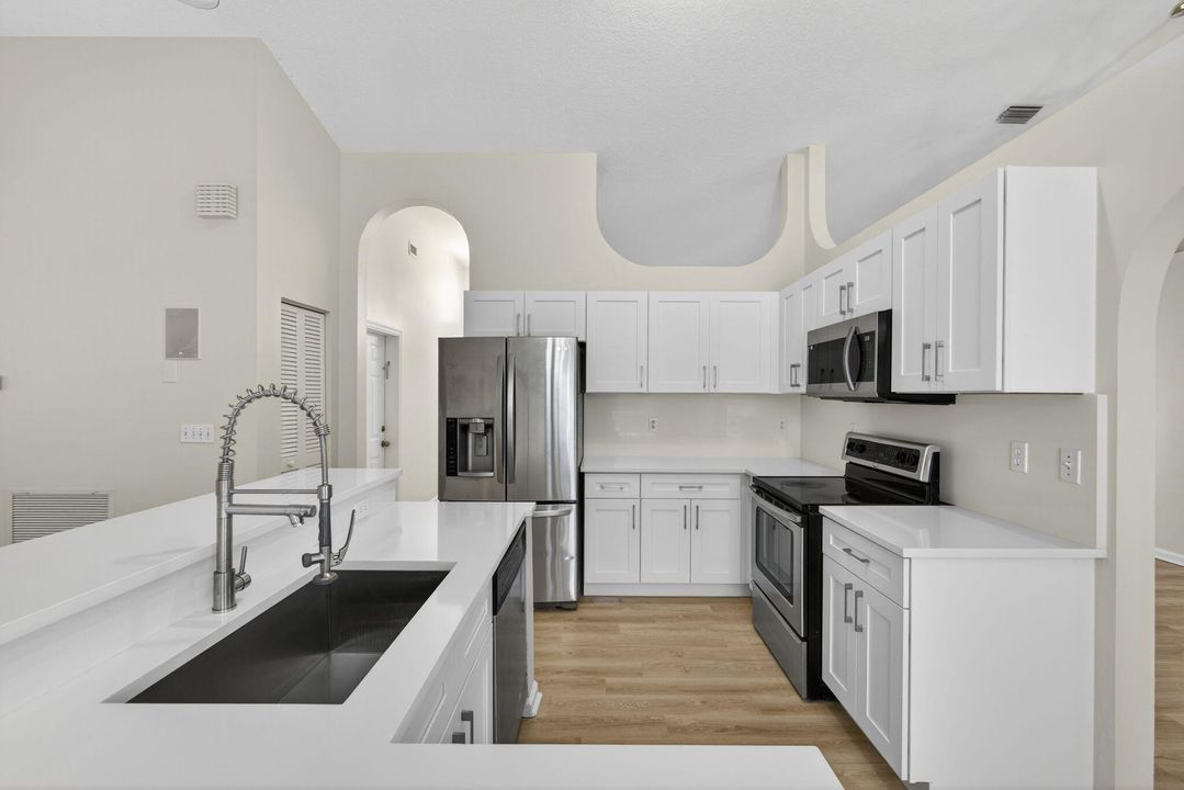 待售: $740,000 (3 贝兹, 2 浴室, 2045 平方英尺)