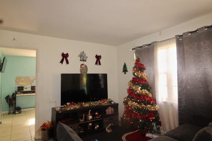 На продажу: $249,000 (3 спален, 1 ванн, 828 Квадратных фут)