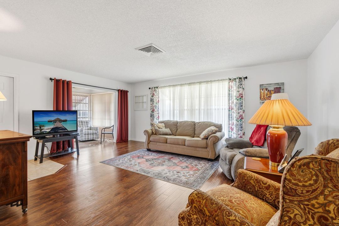 待售: $125,000 (2 贝兹, 2 浴室, 1104 平方英尺)