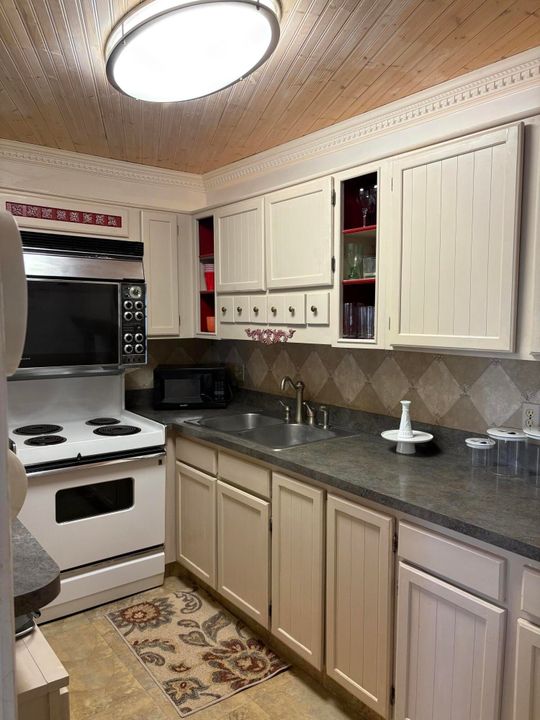 For Sale: $295,000 (2 beds, 2 baths, 1119 Square Feet)