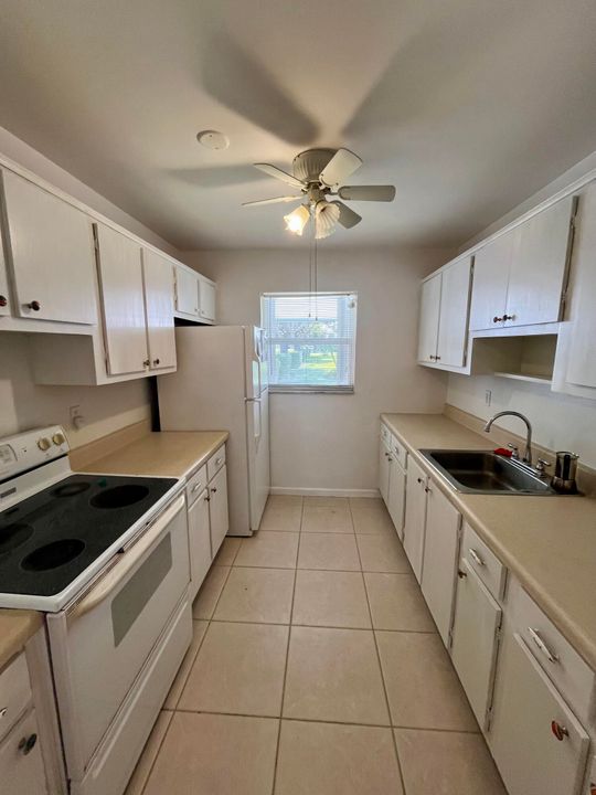 For Sale: $205,000 (2 beds, 2 baths, 969 Square Feet)