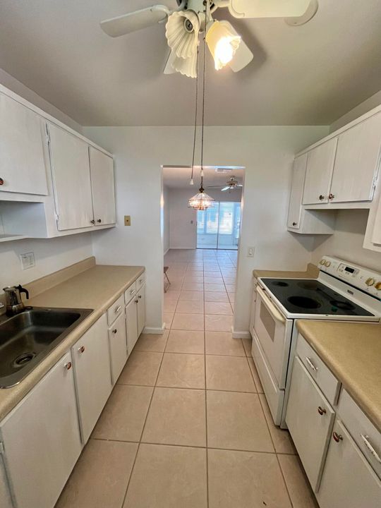For Sale: $205,000 (2 beds, 2 baths, 969 Square Feet)
