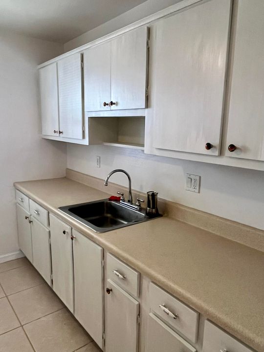 For Sale: $205,000 (2 beds, 2 baths, 969 Square Feet)