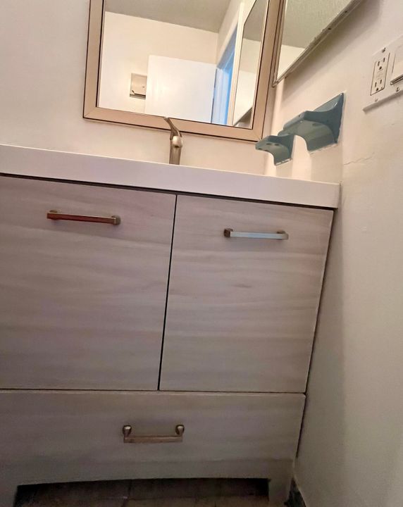 For Sale: $205,000 (2 beds, 2 baths, 969 Square Feet)