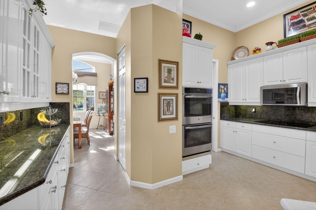 En Venta: $590,000 (3 camas, 2 baños, 2445 Pies cuadrados)