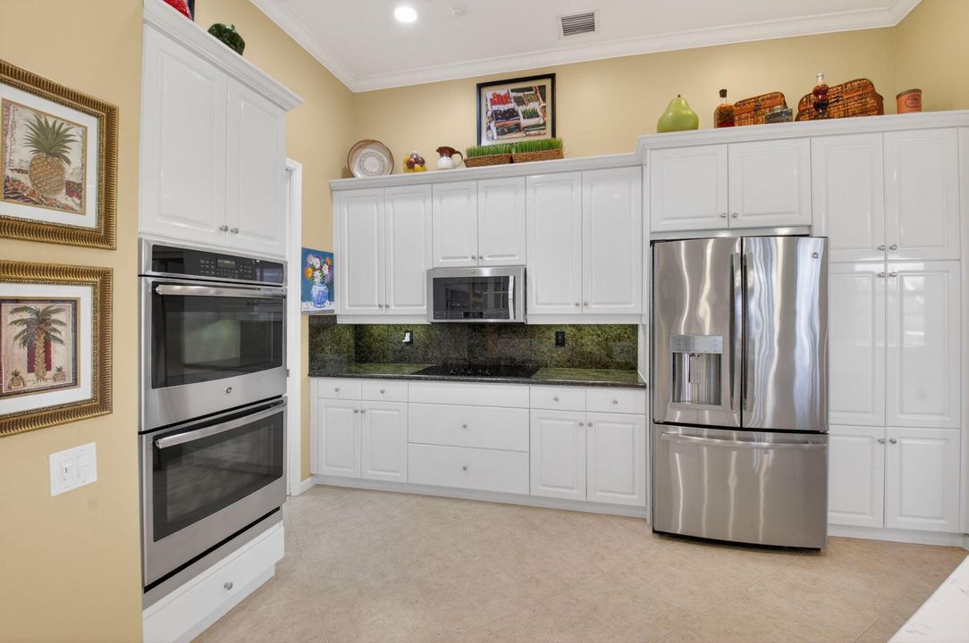 En Venta: $590,000 (3 camas, 2 baños, 2445 Pies cuadrados)