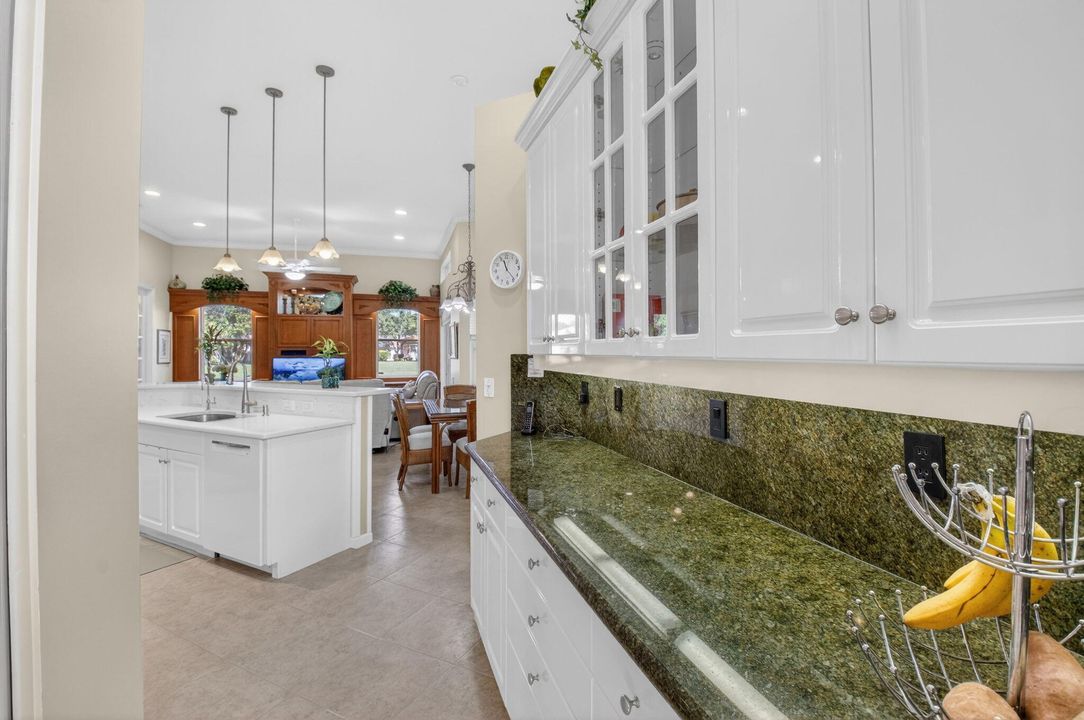 En Venta: $590,000 (3 camas, 2 baños, 2445 Pies cuadrados)