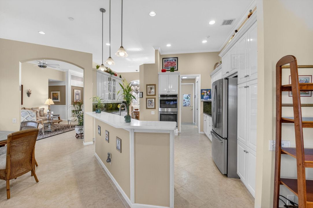 En Venta: $590,000 (3 camas, 2 baños, 2445 Pies cuadrados)