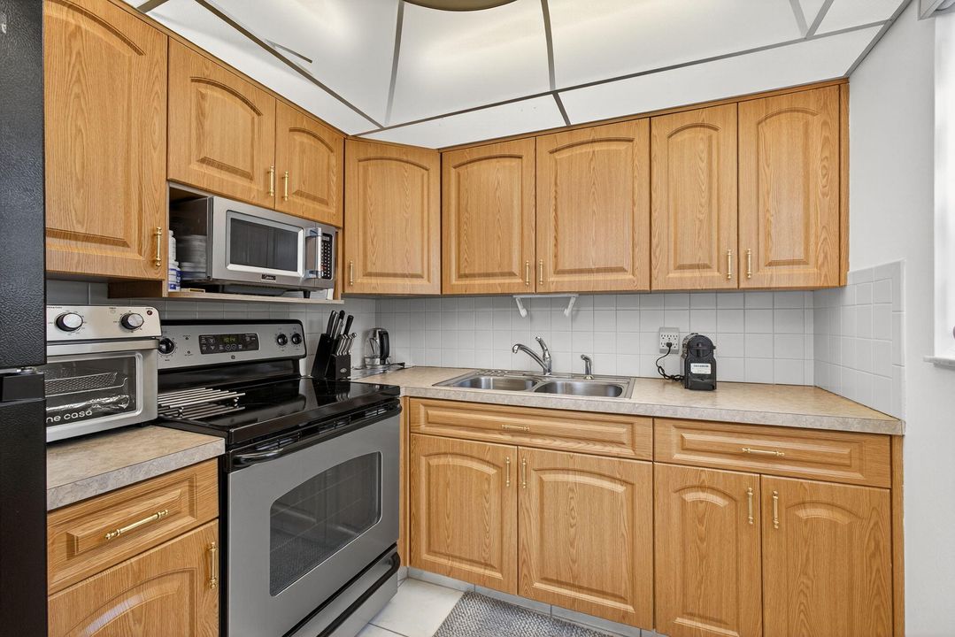 For Sale: $139,900 (2 beds, 1 baths, 798 Square Feet)