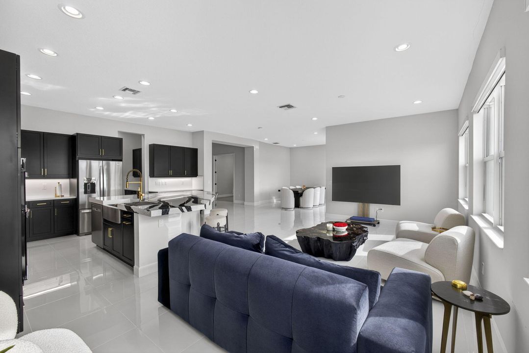 For Sale: $980,000 (5 beds, 5 baths, 4008 Square Feet)