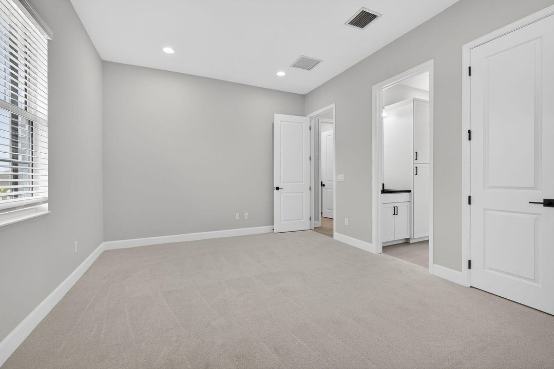 For Sale: $980,000 (5 beds, 5 baths, 4008 Square Feet)